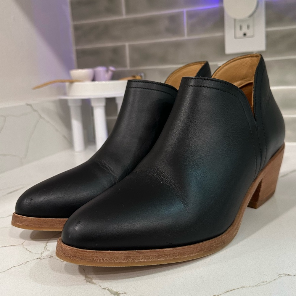 Nisolo Mia Everyday Ankle Bootie. Women’s size 7. Color Black